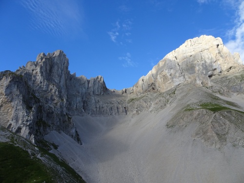 Le saut se trouve sur la face Nord à gauche de la photo, juste sous le sommet, dans les dièdres.